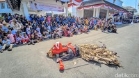 Peserta Galuh Ethnic Carnival mulai memasuki halaman pendopo setelah menempuh rute dari kawasan perkantoran pemerintah menuju pusat Kota Ciamis. Kehadiran mereka disambut meriah oleh masyarakat yang telah menunggu sejak pagi.