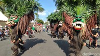 Setiap kelompok seni menampilkan atraksi budaya di hadapan Bupati Ciamis dan masyarakat. Galuh Ethnic Carnival tahun ini menghadirkan 10 kesenian, delapan di antaranya merupakan kesenian asli Kabupaten Ciamis.