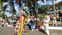 Beragam kesenian tradisional seperti Bebegig Sukamantri, Buta Kararas Panjalu, Wayang Landung, hingga Munding Ki Bowang Kawali tampil bergantian memperlihatkan kekayaan budaya yang masih lestari di Tatar Galuh.