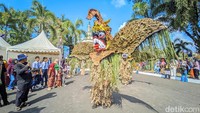 Bupati Ciamis Herdiat Sunarya bersama jajaran Forkopimda menyaksikan langsung setiap penampilan peserta karnaval. Selain menjadi hiburan rakyat, kegiatan ini juga menjadi sarana edukasi budaya bagi generasi muda.