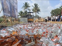 Polda Sumsel Musnahkan Puluhan Ribu Botol Miras Oplosan, 4 Pelaku Diamankan