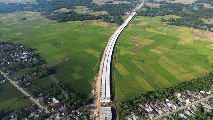 Foto udara sejumlah pekerja menyelesaikan proyek pembangunan jalan tol Serang-Panimbang di Panimbang, Pandeglang, Banten, Kamis (11/6/2026). Data dari PT PP (Persero) Tbk mencatat progres bangunan jalan tol Serang-Panimbang seksi 3B sepanjang 15,54 kilometer tersebut per Mei 2026 telah mencapai 73,05 persen dan terus dikebut penyelesaiannya guna meningkatkan konektivitas serta mempercepat pertumbuhan ekonomi di area Banten bagian selatan. ANTARA FOTO/Muhammad Bagus Khoirunas