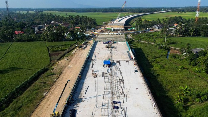 Proyek Strategis Dikejar, Pembangunan Tol Serang–Panimbang Terus Melaju Foto udara sejumlah pekerja menyelesaikan proyek pembangunan jalan tol Serang-Panimbang di Panimbang, Pandeglang, Banten, Kamis (11/6/2026). Data dari PT PP (Persero) Tbk mencatat progres bangunan jalan tol Serang-Panimbang seksi 3B sepanjang 15,54 kilometer tersebut per Mei 2026 telah mencapai 73,05 persen dan terus dikebut penyelesaiannya guna meningkatkan konektivitas serta mempercepat pertumbuhan ekonomi di area Banten bagian selatan. ANTARA FOTO/Muhammad Bagus Khoirunas