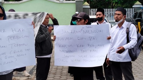 Puluhan guru PAI saat demo di Kantor Kemenag Lombok Tengah. (Foto: Edi Suryansyah/detikBali)