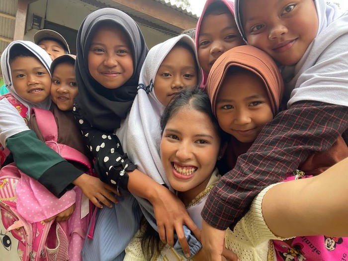 Putri Widhiasari memamerkan momen bersama anak-anak di MIS Baitul Ghafur, Kampung Cilembeur, Desa Lebakmuncang, Jawa Barat.