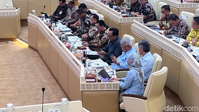 Rapat kerja bersama Komisi II DPR dengan Kepala Otorita Ibu Kota Nusantara (OIKN) Basuki Hadimuljono (Anggi/detikcom).