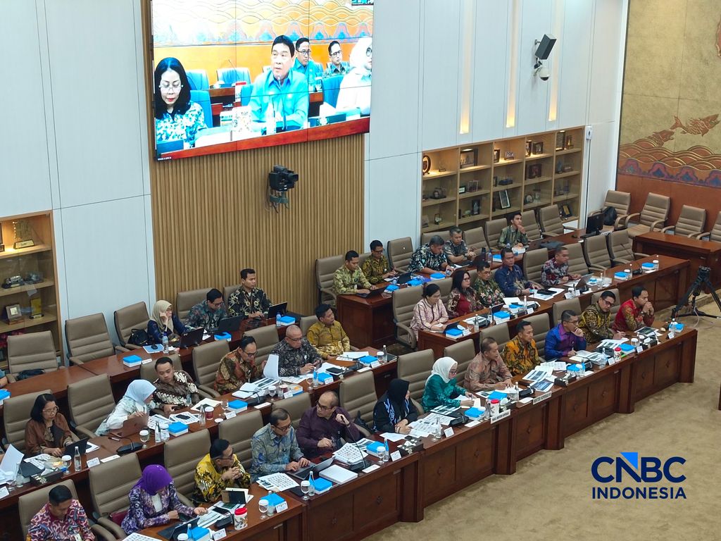Rapat kerja Komisi VI DPR RI bersama Menteri Koperasi (Menkop) Ferry Juliantono di kompleks parlemen, Jakarta, Kamis (11/6/2026). (CNBC Indonesia/Martyasari Rizky)