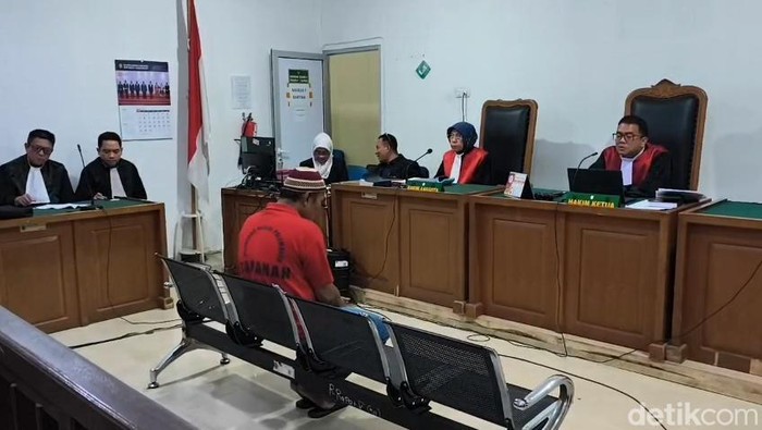 Romli saat mendengarkan putusan hakim di PN Kelas I A Palembang.