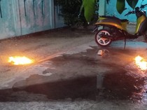 Pelempar Bom Molotov ke Rumah Anggota Bawaslu Maluku Daim Baco Terekam CCTV