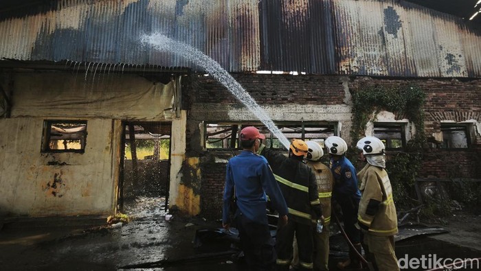 Satu unit gudang di Kelurahan Bandarharjo, Kecamatan Semarang Utara, Kota Semarang, ludes terbakar, Kamis (11/6/2026) sore.