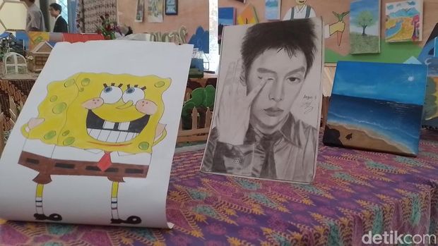 Seni lukis dan kerajinan tangan hasil karya Kelas 10 SMK PPN Tanjungsari yang dipamerkan di aula sekolah itu pada Kamis (11/6/2026).