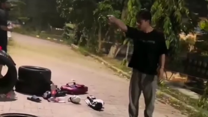 Seorang pria di Cilincing, Jakut, berinisial IA alias Boy (32) ngamuk bawa celurit. Dia marah saat dilerai ketika ribut dengan istrinya, EAD (29).