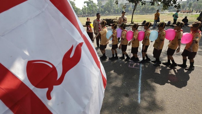 Pelajar mengangkat tangan saat apel pembukaan Pesta Pramuka Prasiaga dan Siaga di Kota Kediri, Jawa Timur, Kamis (11/6/2026). Pesta Pramuka Prasiaga dan Siaga yang diikuti sejumlah sekolah tingkat TK dan SD tersebut diisi dengan kegiatan permainan edukatif guna melatih kemandirian, sosialisasi dan kerja sama sekaligus mendukung implementasi PP Tunas sebagai perlindungan anak di ruang digital termasuk dari paparan media sosial. ANTARA FOTO/Prasetia Fauzani/agr