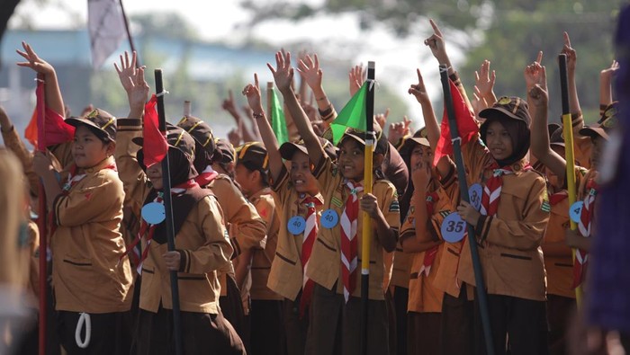Pelajar mengangkat tangan saat apel pembukaan Pesta Pramuka Prasiaga dan Siaga di Kota Kediri, Jawa Timur, Kamis (11/6/2026). Pesta Pramuka Prasiaga dan Siaga yang diikuti sejumlah sekolah tingkat TK dan SD tersebut diisi dengan kegiatan permainan edukatif guna melatih kemandirian, sosialisasi dan kerja sama sekaligus mendukung implementasi PP Tunas sebagai perlindungan anak di ruang digital termasuk dari paparan media sosial. ANTARA FOTO/Prasetia Fauzani/agr