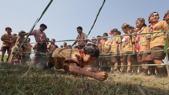 Pelajar mengangkat tangan saat apel pembukaan Pesta Pramuka Prasiaga dan Siaga di Kota Kediri, Jawa Timur, Kamis (11/6/2026). Pesta Pramuka Prasiaga dan Siaga yang diikuti sejumlah sekolah tingkat TK dan SD tersebut diisi dengan kegiatan permainan edukatif guna melatih kemandirian, sosialisasi dan kerja sama sekaligus mendukung implementasi PP Tunas sebagai perlindungan anak di ruang digital termasuk dari paparan media sosial. ANTARA FOTO/Prasetia Fauzani/agr