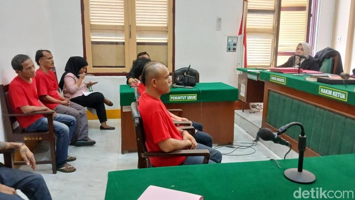 Sidang putusan empat terdakwa pencurian besi proyek Stadion Teladan Medan di PN Medan. (Juita Sinuhaji/detikSumut)