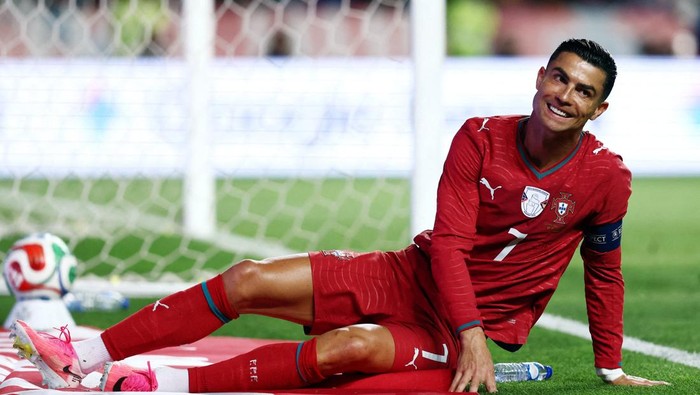 Soccer Football - International Friendly - Portugal v Nigeria - Estadio Dr. Magalhaes Pessoa, Leiria, Portugal - June 10, 2026 Portugals Cristiano Ronaldo reacts on the ground REUTERS/Rodrigo Antunes     TPX IMAGES OF THE DAY