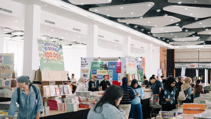 Suasana bazar buku internasional di Palembang