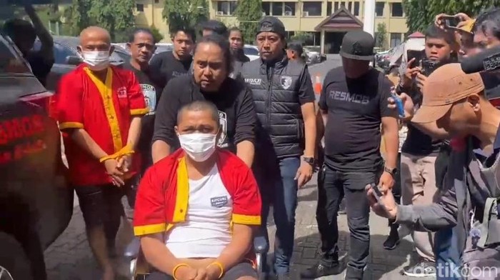 Tampang pria bernama JR (depan), maling yang beraksi di 33 lokasi di Sulsel dan penadahnya HA saat digelandang oleh polisi di halaman Polda Sulsel.