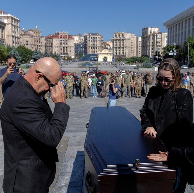 Tangis Iringi Perpisahan, Pejuang Asal Kolombia Dimakamkan di Kyiv