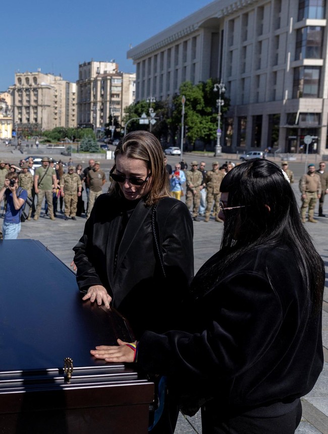 Tangis Iringi Perpisahan, Pejuang Asal Kolombia Dimakamkan di Kyiv