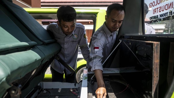 Tanpa BBM, Tanpa Emisi! Mahasiswa Semarang Ciptakan Mobil Listrik Bertenaga Matahari