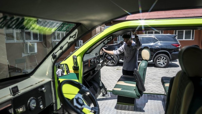 Tanpa BBM, Tanpa Emisi! Mahasiswa Semarang Ciptakan Mobil Listrik Bertenaga Matahari