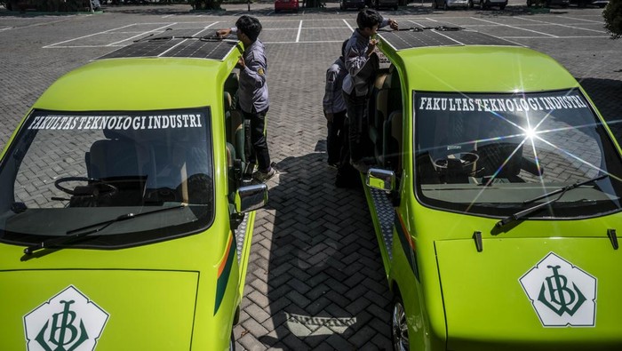 Tanpa BBM, Tanpa Emisi! Mahasiswa Semarang Ciptakan Mobil Listrik Bertenaga Matahari
