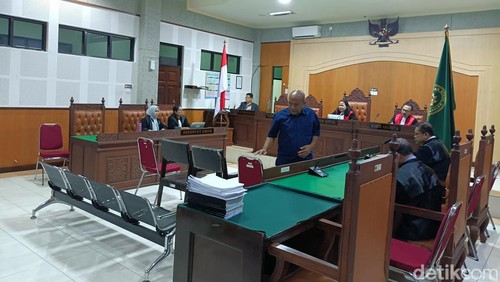 Terdakwa anggota DPRD Lombok Barat Ahmad Zainuri (kemeja biru) menjalani sidang tuntutan di Pengadilan Tipikor Mataram, Kamis (11/6/2026). (Foto : Abdurrasyid Efendi/detikBali).