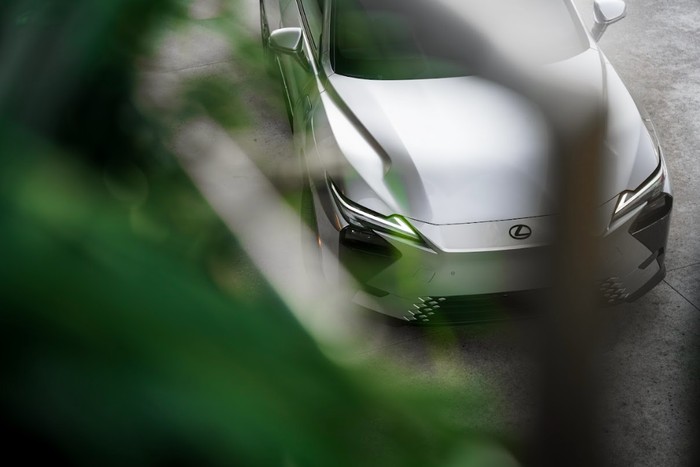 The All-New Lexus ES akan diperkenalkan di Indonesia.