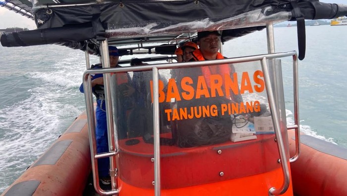 Tim SAR melakukan pencarian ABK KM Pasifik II di Perairan Selat Riau, Bintan. (Foto: dok Basarnas)