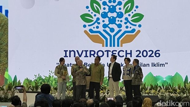 Tokoh lingkungan hidup dan ahli ekonomi senior, Emil Salim, diberikan Penghargaan Lifetime Achievement Kalpataru. Emil memberi pesan agar Indonesia menjaga laut. (Adhfar AS/detikcom)