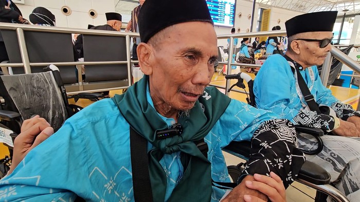 Mbah Chulaeli, seorang petani yang pernah menyambung hidup sebagai penarik becak motor. 