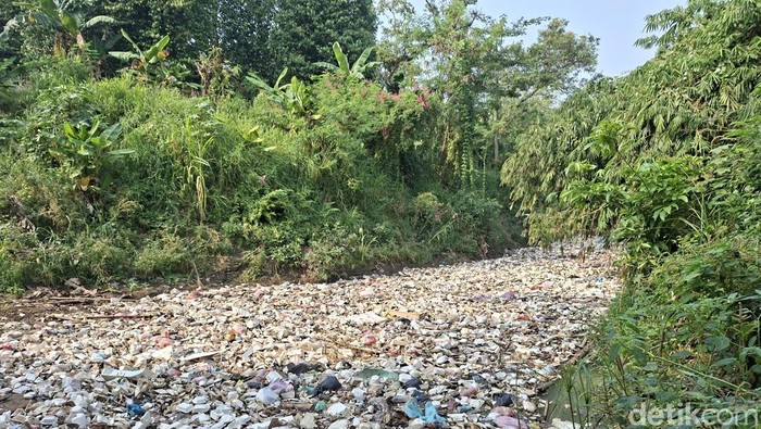 Tumpukan sampah masih mengotori Sungai Cibanten wilayah Kota Serang, Banten. Meski sudah ada upaya pembersihan, tumpukan sampah masih ditemukan di titik lain. (Arief I/detikcom)