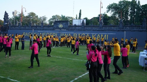 Turnamen bola voli yang berlangsung di Lapangan Apel Tribrata Polres Gianyar, Kamis (11/6/2026). (Dok Polres Gianyar).