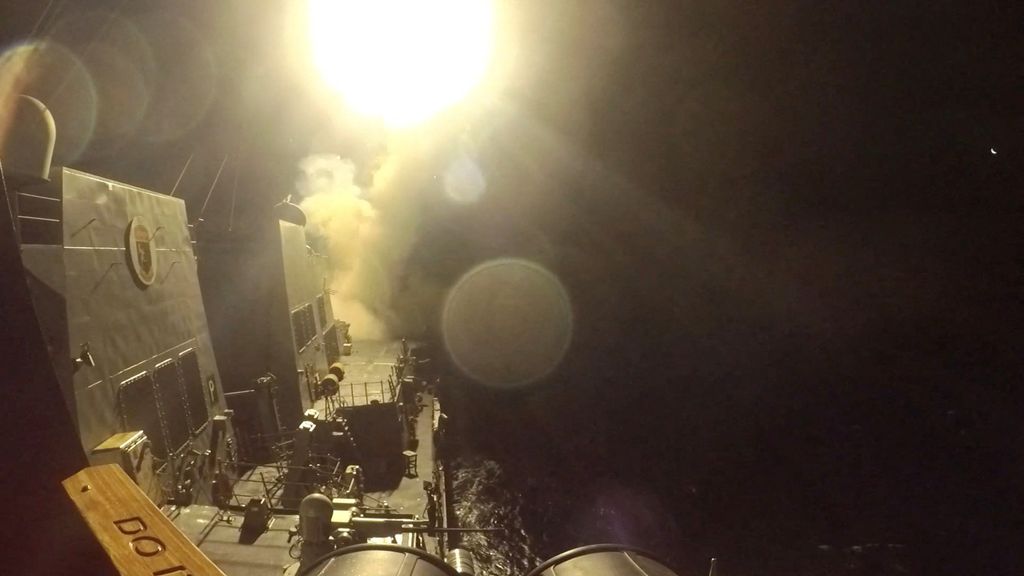USS Michael Murphy (DDG 112) meluncurkan rudal jelajah Tomahawk dari lokasi yang tidak diketahui, saat Amerika Serikat melancarkan serangan baru terhadap beberapa target semalam di Iran, kata militer AS pada hari Rabu, dalam gambar diam yang diperoleh dari video yang dirilis pada 10 Juni 2026. USS Michael Murphy (DDG 112) meluncurkan rudal jelajah Tomahawk dari lokasi yang tidak diketahui, saat Amerika Serikat melancarkan serangan baru terhadap beberapa target semalam di Iran, kata militer AS pada hari Rabu, dalam gambar diam yang diperoleh dari video yang dirilis pada 10 Juni 2026. (U.S. Central Command/Handout via REUTERS)