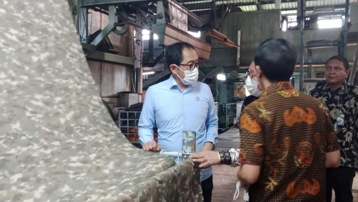 Wakil Menteri Perindustrian Faisol Riza (baju biru) saat berkunjung ke pabrik tekstik di Bandung.