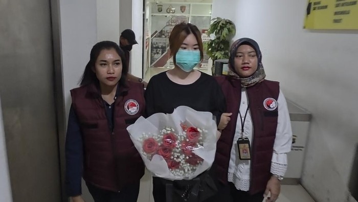 Wanita asal Hong Kong ditangkap di Bandara Soekarno-Hatta karena menyelundupkan ketamin 10,8 kilogram dalam koper. Dia ditangkap tim gabungan Polresta Soetta dan Bea Cukai pada Senin, 30 Maret 2026.
