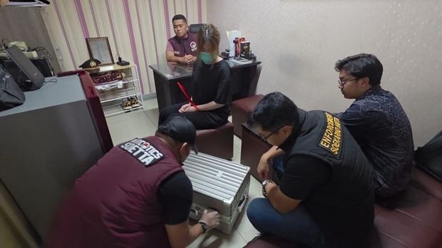 Wanita asal Hong Kong ditangkap di Bandara Soekarno-Hatta lantaran menyelundupkan ketamin 10,8 kilogram dalam koper. Dia ditangkap tim campuran Polresta Soetta dan Bea Cukai pada Senin, 30 Maret 2026.