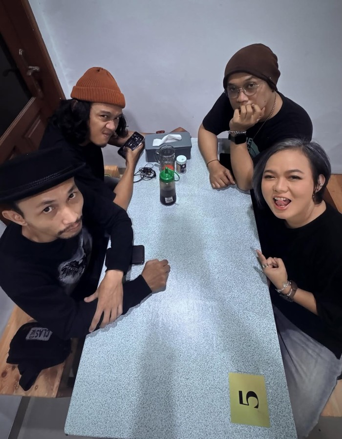 Wayang kembali lagi dengan formasi baru, beri warna musik yang gak lagi pop, melainkan rock.