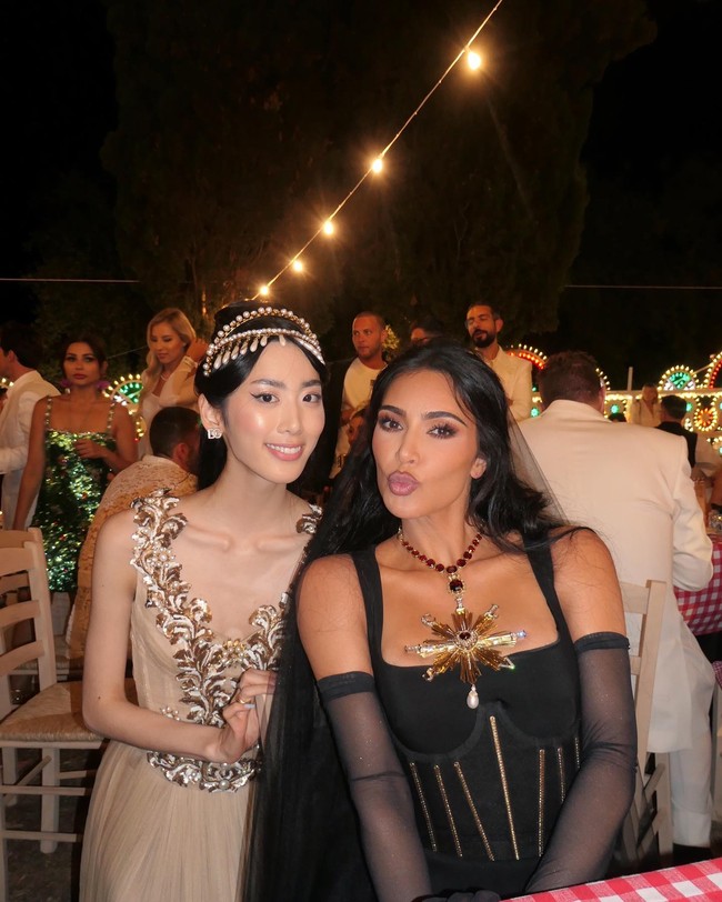 Ia bahkan pernah mengadakan pesta ulang tahun ke-24 di butik Dolce & Gabbana di Seoul di mana tempat tersebut ditutup untuk umum. Dilansir Preview Magazine, hal itu pertama kali dilakukan untuk klien. Foto: Instagram @arenyoo