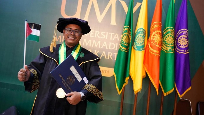 Kisah Inspiratif Agung Sulistyo Eks Satpam Sukses Raih Gelar Doktor di UMY