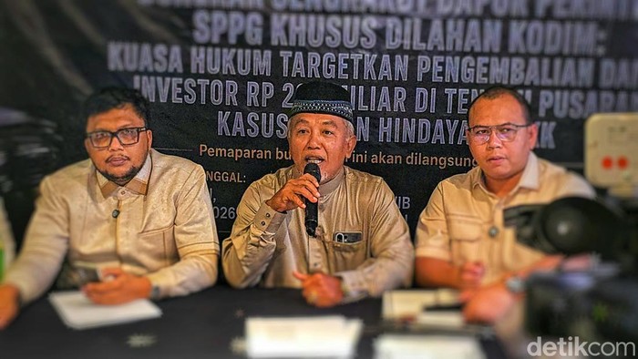 Ahmad Yazdi, kuasa hukum H Munjayin pengusaha Sukabumi (tengah) dan Jabar Wukuf kuasa hukum lainnya dalam konferensi pers pada Sabtu (7/6/2026) lalu.