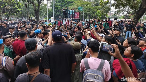 Aksi demo di depan Kantor DPRD Solo, Jumat (12/6/2026). Aksi demo di depan Kantor DPRD Solo, Jumat (12/6/2026).