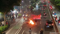Massa Demo Sempat Bakar Sampah di Jalan Salemba Jakpus, Kini Sudah Kondusif
