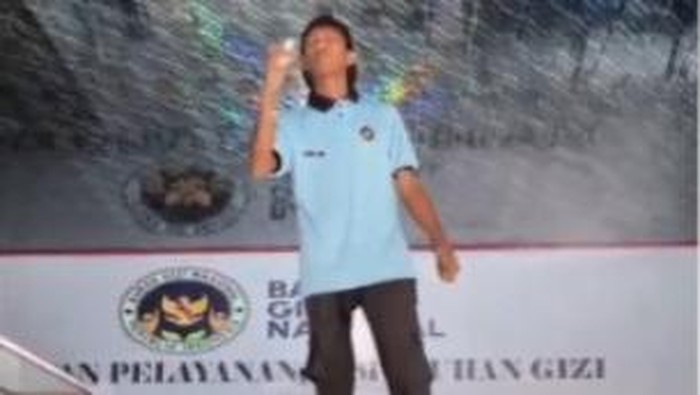 Aksi relawan SPPG di Brebes atraksi memakan kaca lampu neon. Foto diunggah Kamis (11/6/2026).