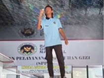 Viral Aksi Debus Relawan SPPG Makan Lampu Neon
