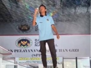 Viral Aksi Debus Relawan SPPG Makan Lampu Neon