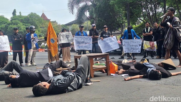 Aksi teaterikal dalam unjuk rasa mahasiswa PMII tagih janji Bupati Bondowoso bebaskan PBB untuk masyarakat.