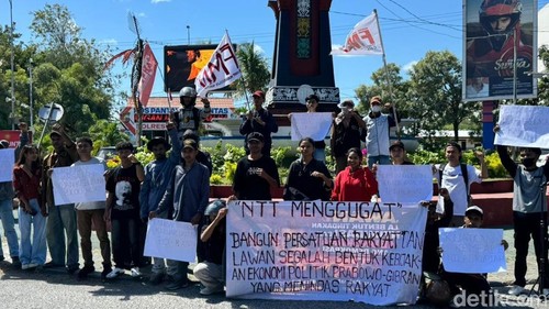 Aliansi NTT Menggugat menggelar aksi demonstrasi di Kota Kupang, NTT, Jumat (12/6/2026). (Foto: Simon Selly/detikBali)